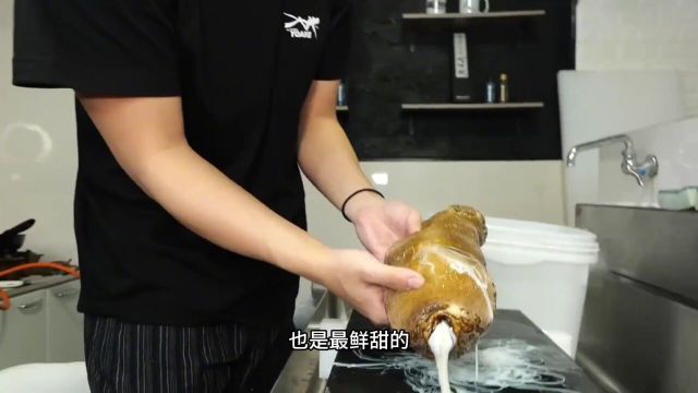 把海参拍晕再掐出内脏参肉继续饲养只取用小鱼制作卸下内脏直接刺身品尝鲜甜细腻美食推荐官街头美食美食vlog海参美食推荐