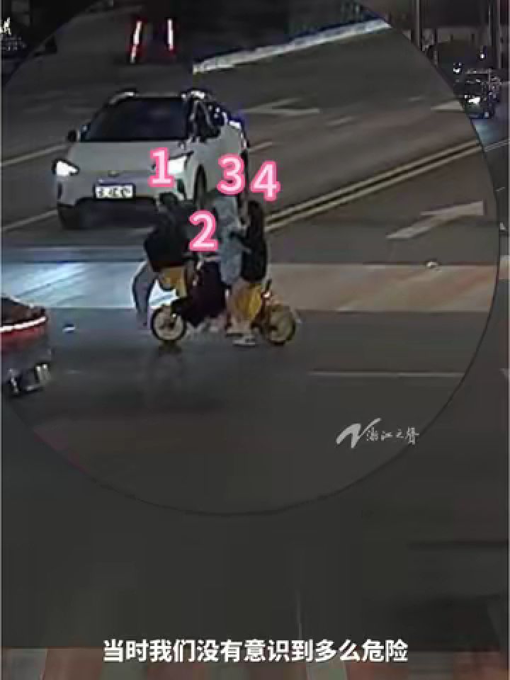 近日,新昌公安交警在网络巡查中注意到,发现四人半夜共骑一辆共享单车