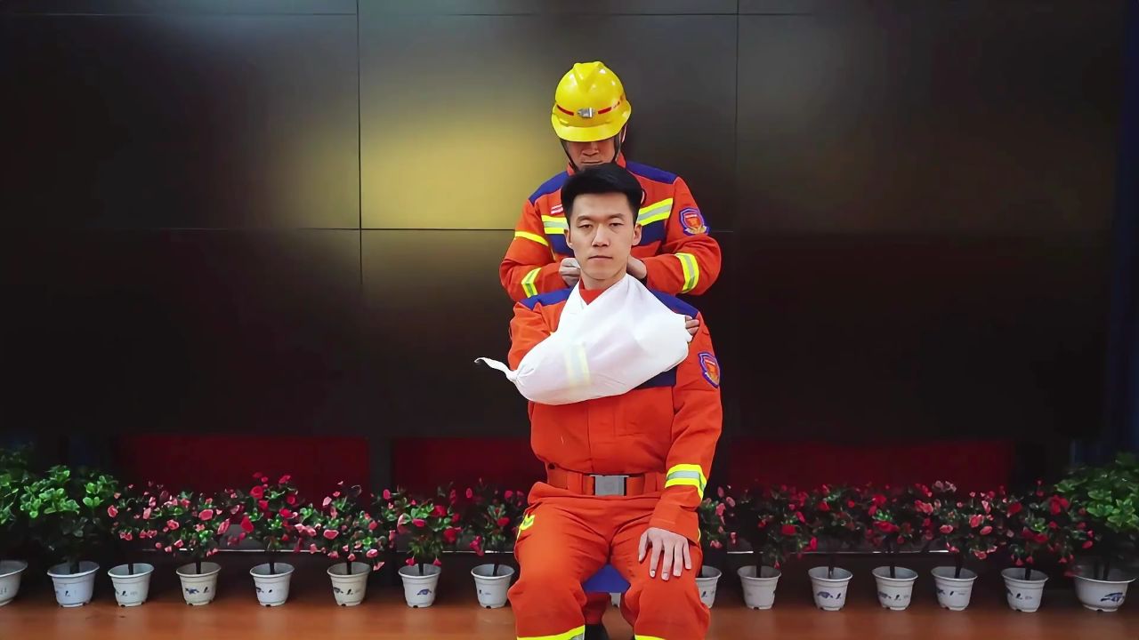 正确使用三角巾包扎手背(手掌)