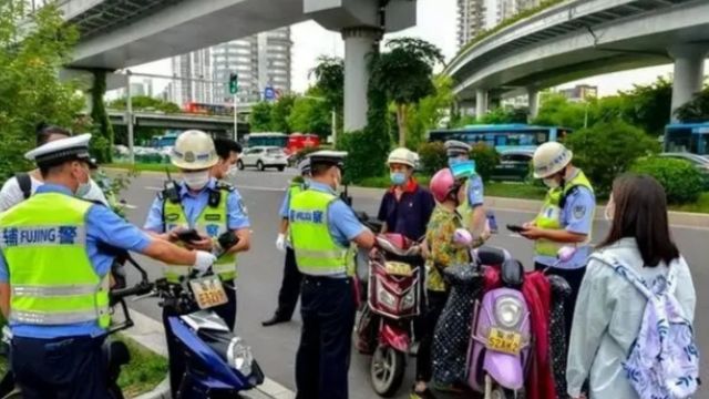 上了牌的电动车被处罚了?交警:都犯了这3个错误,新手快看看