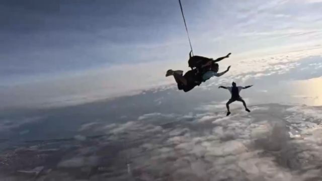 从高空跳下,感受飞一般地感觉,欣赏着海南优美的风景!