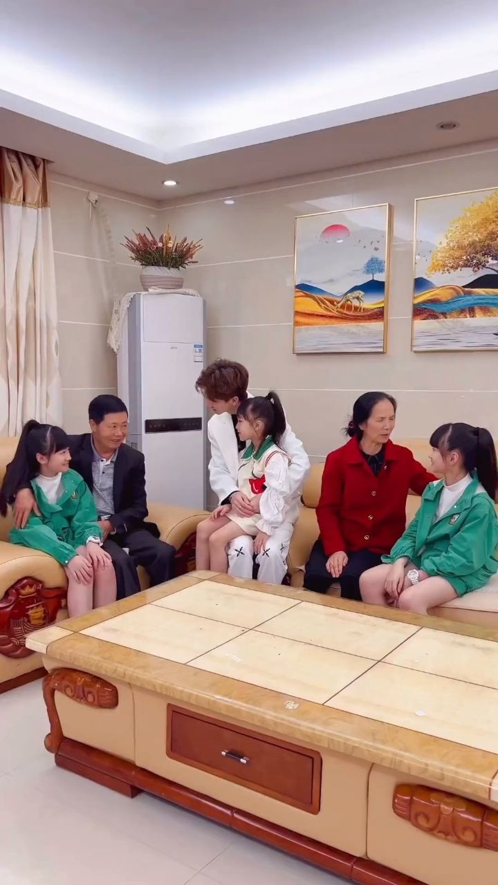 一家人在一起开开心心的,我想幸福应该就是如此简单吧一一丫丫