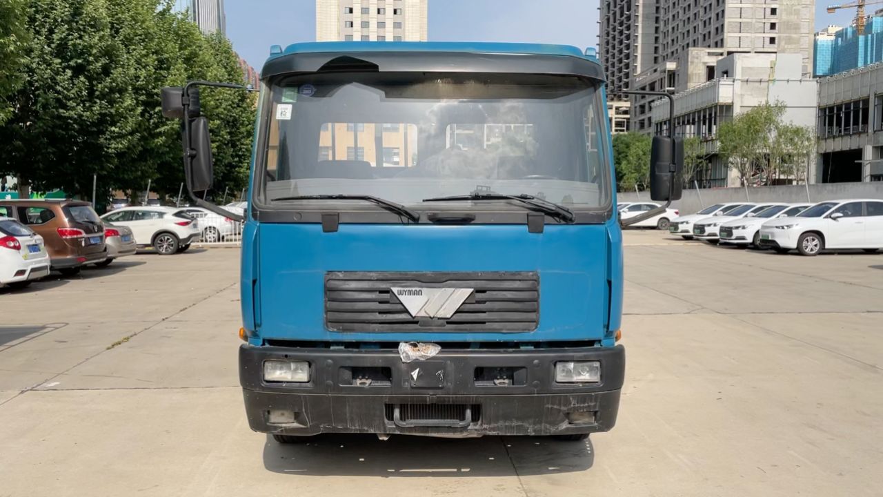 实拍volvo方头卡车