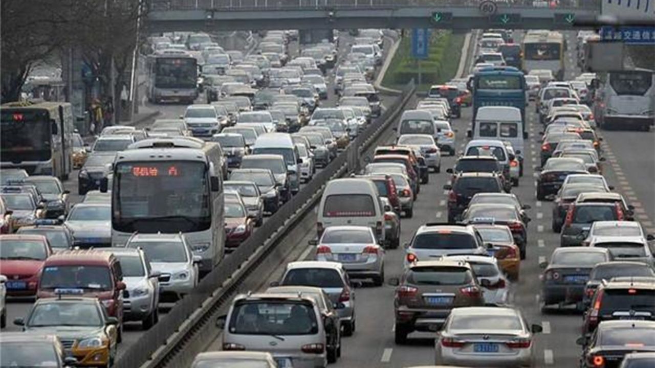 五一假期高速堵车,戳穿了1200万新能源汽车的谎言,太无奈了