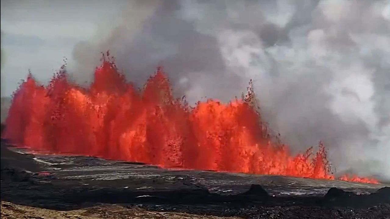 冰岛火山5个多月来第5次喷发:橙红色岩浆喷泉般喷涌而出 一度高达50米