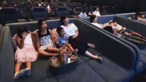 只允许成人进入的日本影院,午夜时分,这里的景象让人感慨