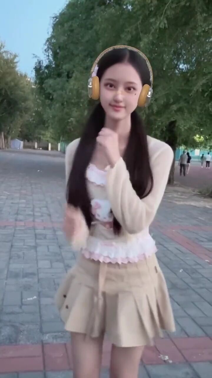 出来跑步 #张婉儿 #氛围感 #运动女孩 #甜妹 #穿搭