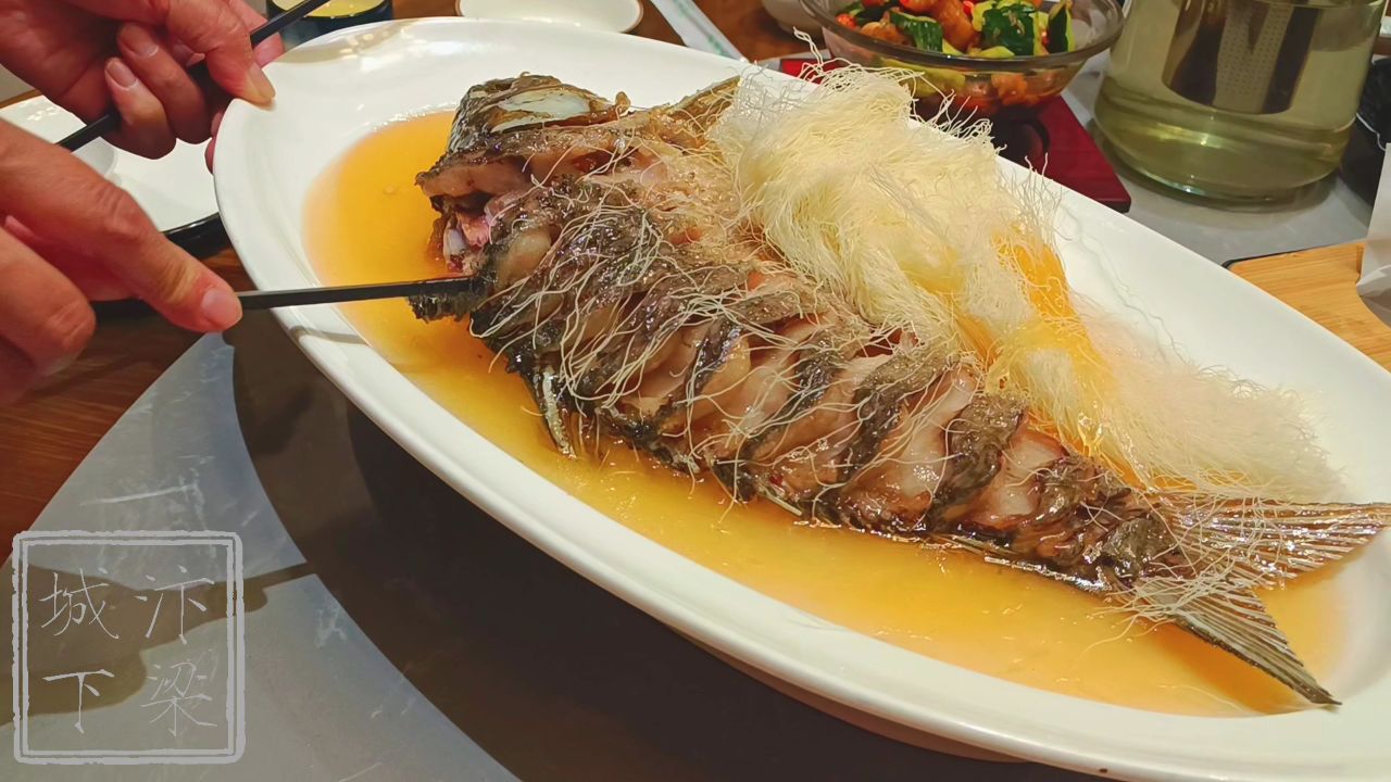 精湛的厨艺就是艺术,鲤鱼焙面加满分