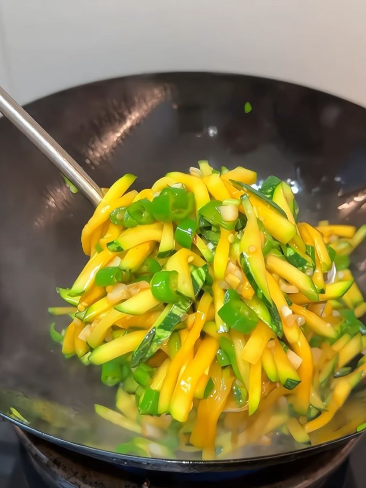 家里种的小南瓜和辣椒,随便一炒都非常好吃!#家常菜