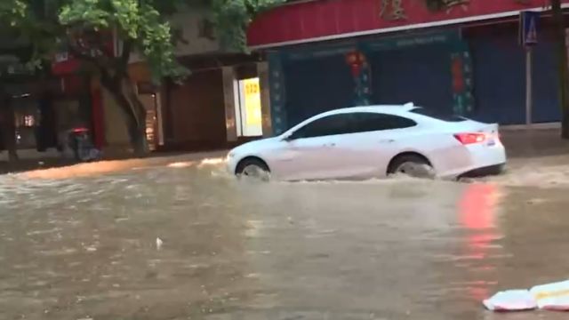 广西桂林:桂林发布暴雨橙色预警,部分路段积水严重