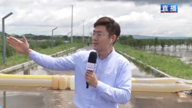 黑龙江七台河遭遇暴雨,致部分农田被淹,抢排积水恢复生产