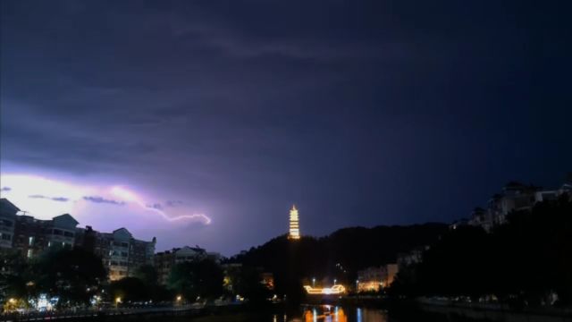 雷鸣电闪的下的大余夜空