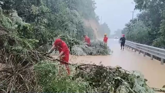 忠县暴雨导致多条交通干线塌方,紧急抢险