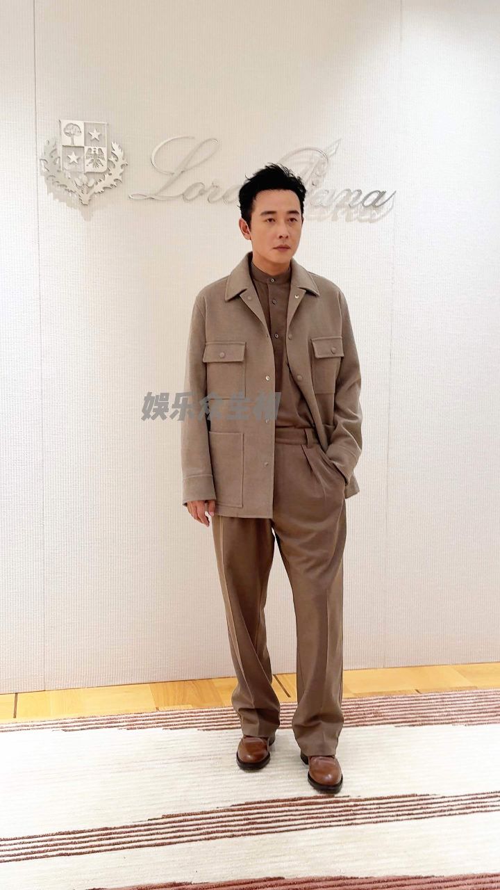 罗晋 咖啡色套装这42岁状态如何 这表情是热迷糊了吧