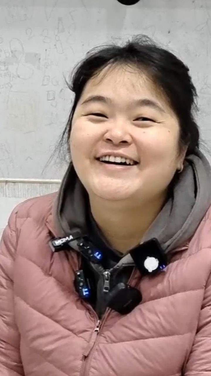 爆火之后没有暴富,晓华称现在烫染客户少了,收入还没有以前多