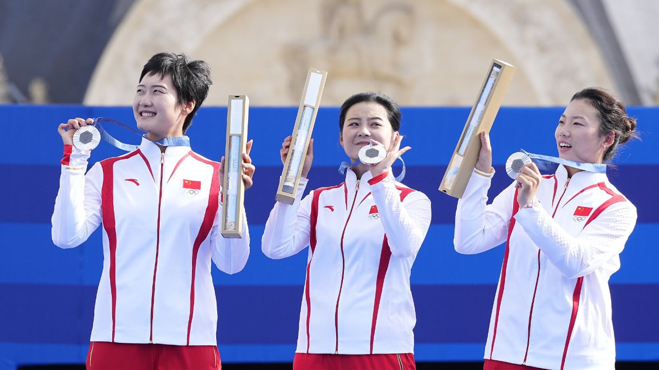 【中国星耀】巴黎奥运会射箭女子团体赛摘银颁奖仪式