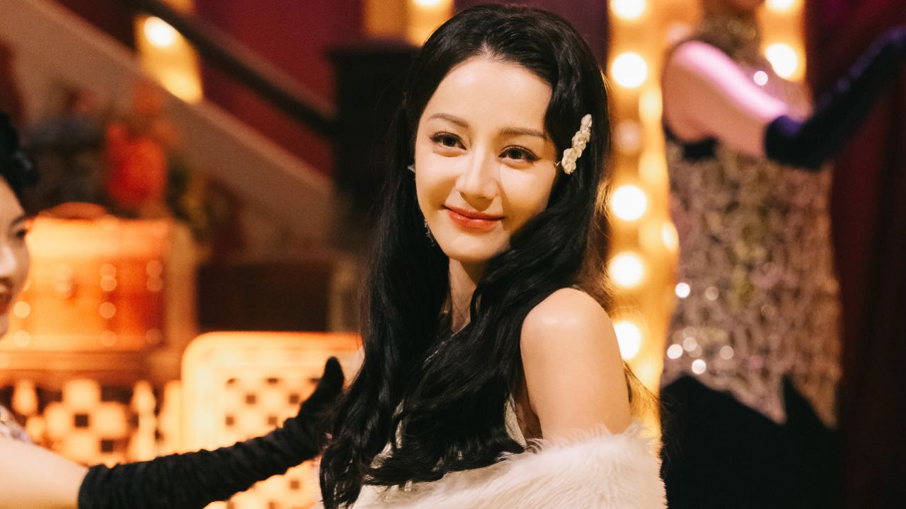 绝美~热巴露肩旗袍装民国舞台,一颦一笑皆风情