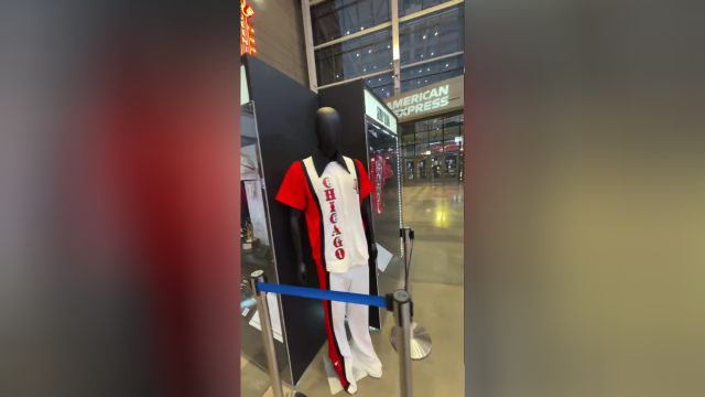 公牛荣誉戒指之夜 展台展示了乔丹、皮蓬等公牛队史的传奇人物的球衣球鞋