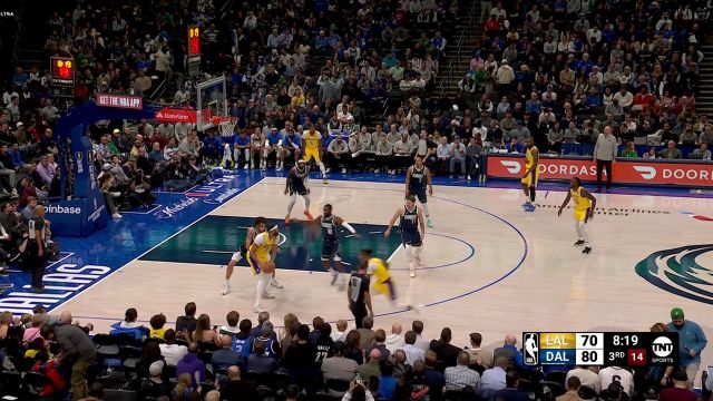 针尖对麦芒！詹姆斯三分出手迫近分差 东契奇随即弧顶发炮还以颜色