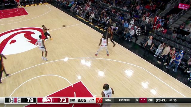 外线手感虽迟但到！特雷-杨下半场找回准星 超远三分连续飙中