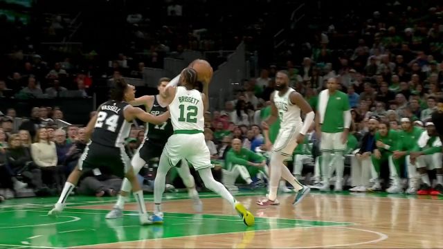 我可不只会终结！布朗快下送上穿裆助攻 布里塞特飞身上篮稳稳取分