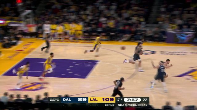 拉塞尔送长传推反击 詹姆斯神来之笔助攻范德彪暴扣