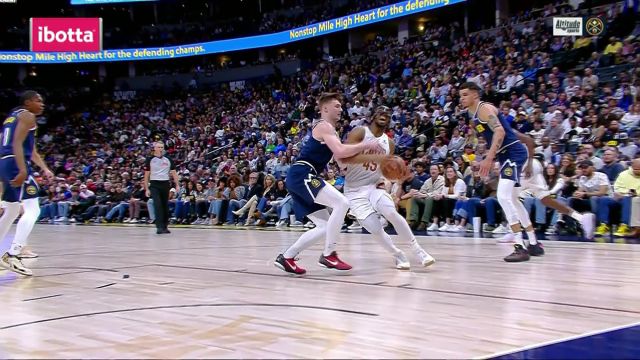 打的就是精锐！米切尔持球单挑欲上篮取分 布劳恩正面起飞大帽拒绝