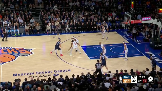 传球妙笔生花！东契奇弧顶撤步直传助攻琼斯干拔重扣