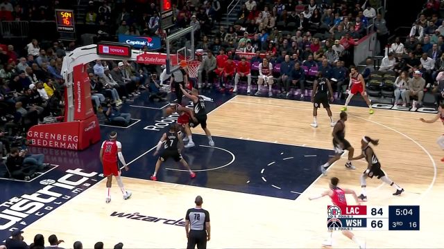 小卡快来学！哈登反击经验丰富轻松造成2+1