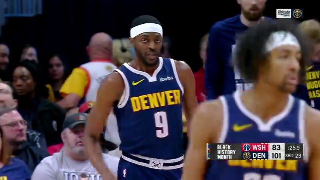 普尔一个轻巧击地直接送到对方手里 解说直呼：看不懂