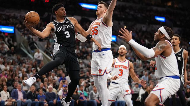 文班新高40+20+7 布伦森新高61+6马刺加时险胜尼克斯