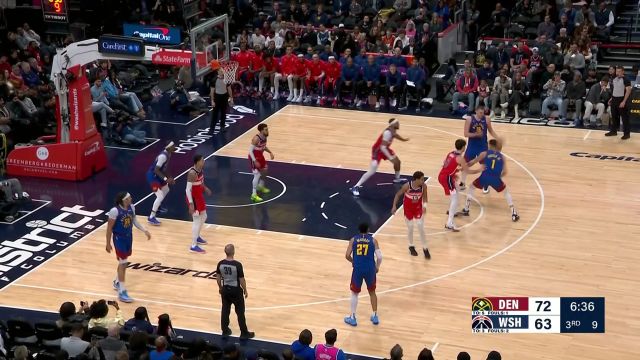 常规操作不必惊慌！约基奇风骚转体不看人妙传助攻戈登反手背扣