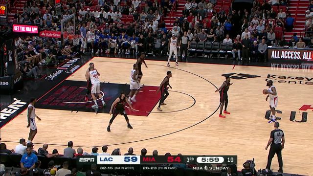 无情的得分机器 莱昂纳德无视两人防守撤步三分打进