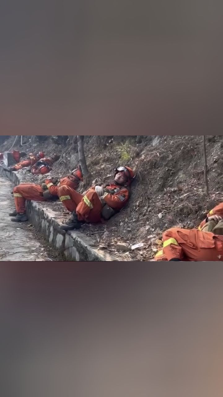 四川雅江山火 消防员奋战2天2夜灭火后倒地就睡