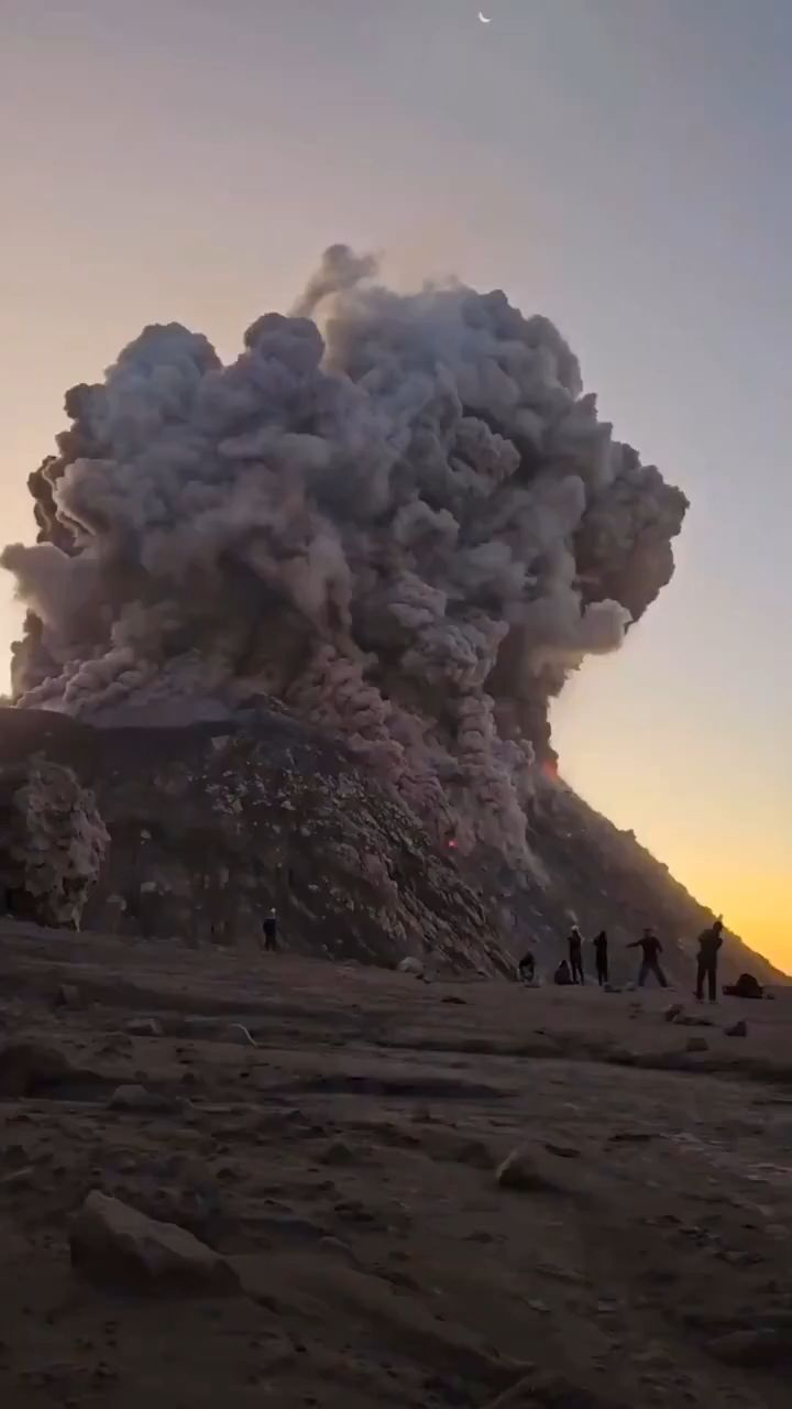 危地马拉火山喷发:通红火山岩从山口滚下 轰鸣巨响传至数公里外