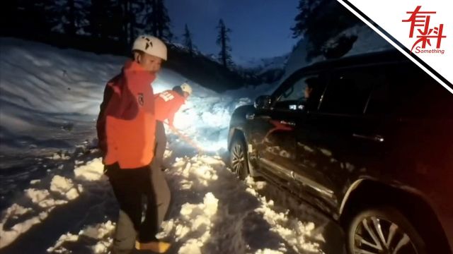 车辆被困3800米孔雀山 云南消防冒雪救援