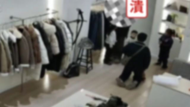 男子进店推销葫芦,被拒后下跪称“就买一个”,店员吓到逃跑