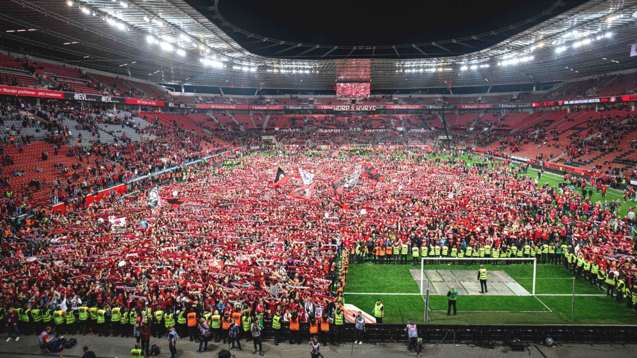 阿隆索奇迹!实拍勒沃库森斩首冠疯狂赛后,球迷如潮涌入狂欢万人大合唱