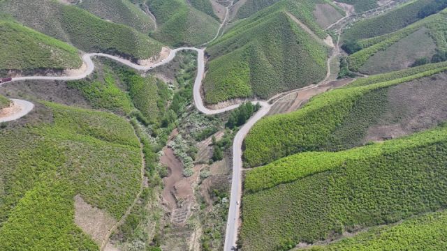 在鞍山,它比蜀道只容易一点点.海城人称东大岭,岫岩人叫十八盘