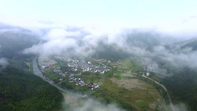 水乡瑶里,薄雾晕染下的淡彩宣纸画