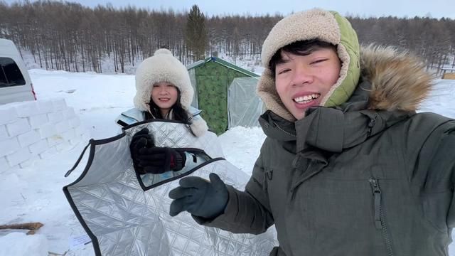 冷极根河迎来新一波大降温,为了能在车里睡觉,小叮夫妇给车做足了保温工作.#根河