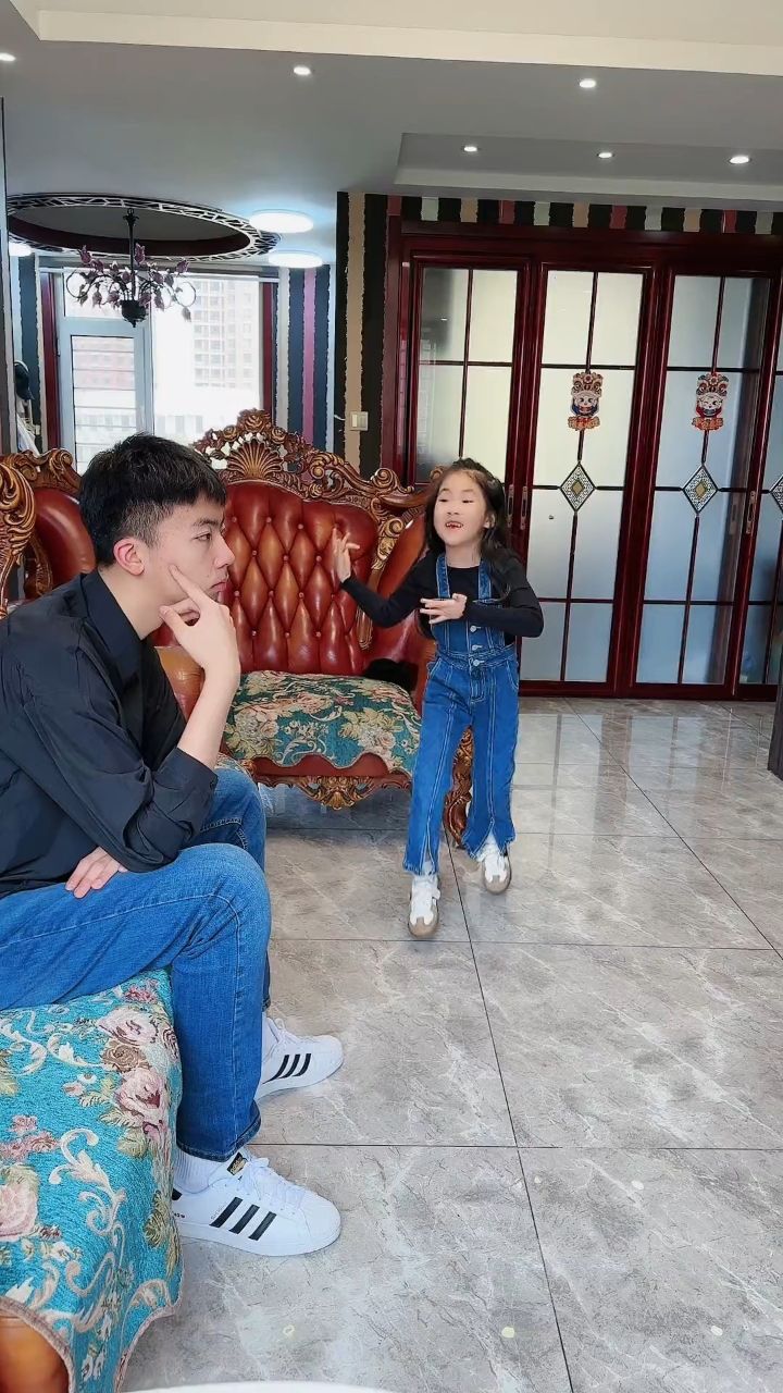 今天哥哥回家早逗哥哥开心下也让所有支持我们的爷爷奶奶叔叔阿姨哥哥