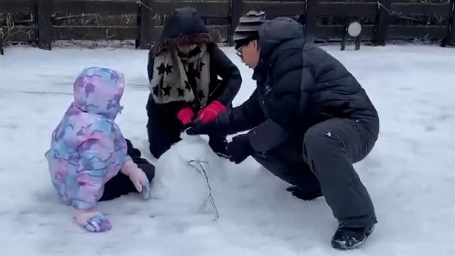 台湾下雪了!多地山区雪白一片,民众争相上山打卡:带尺子量雪