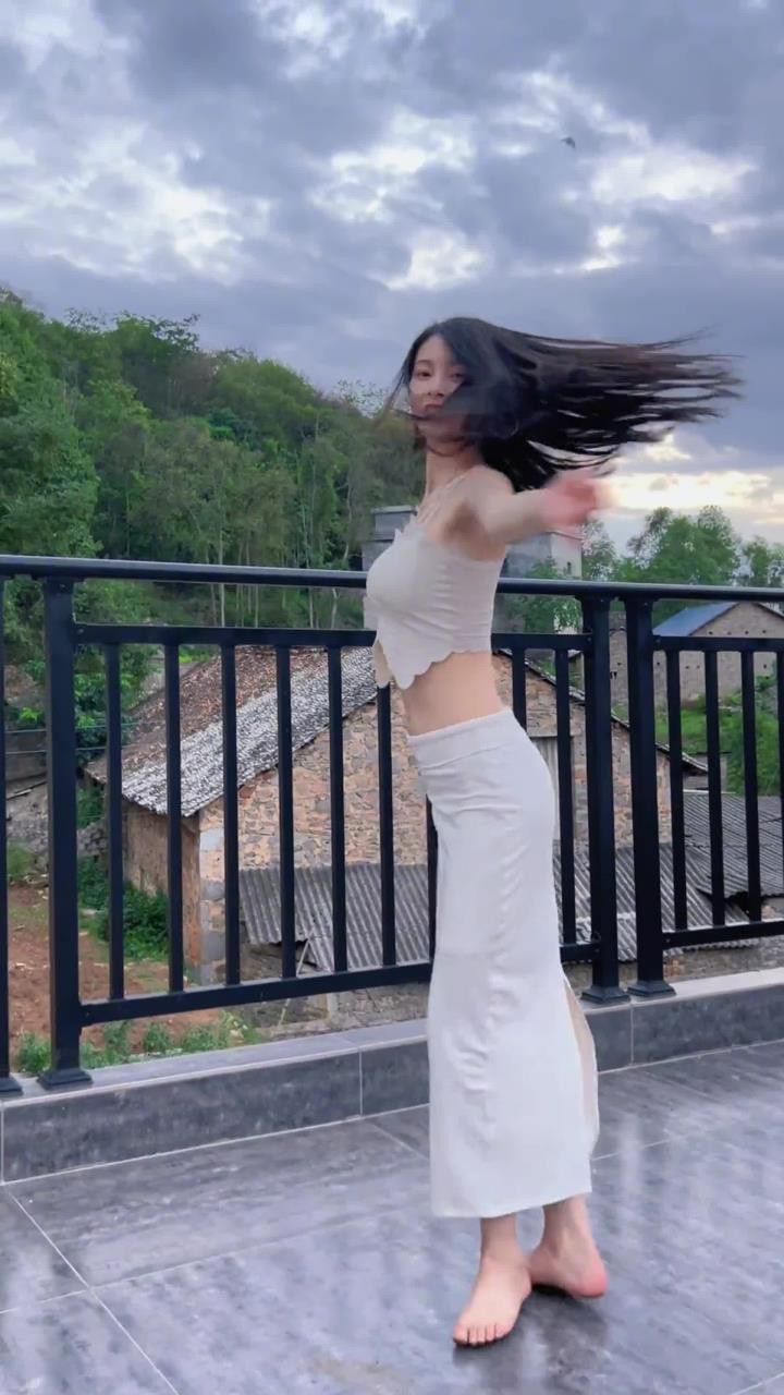 我们又不是很熟,叫我美女就好啦.#东方舞肚皮舞