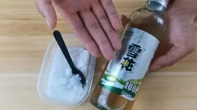 把食盐倒进啤酒里,作用真是厉害,解决了困扰男女人的大麻烦!