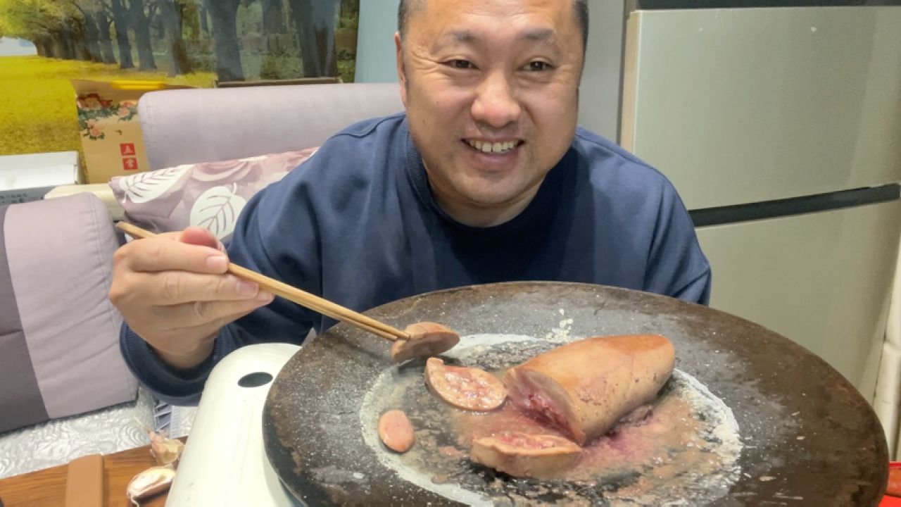 鲱鱼罐头汤煮猪腰子,切大片配米饭,一口接一口,滑嫩爽脆过瘾