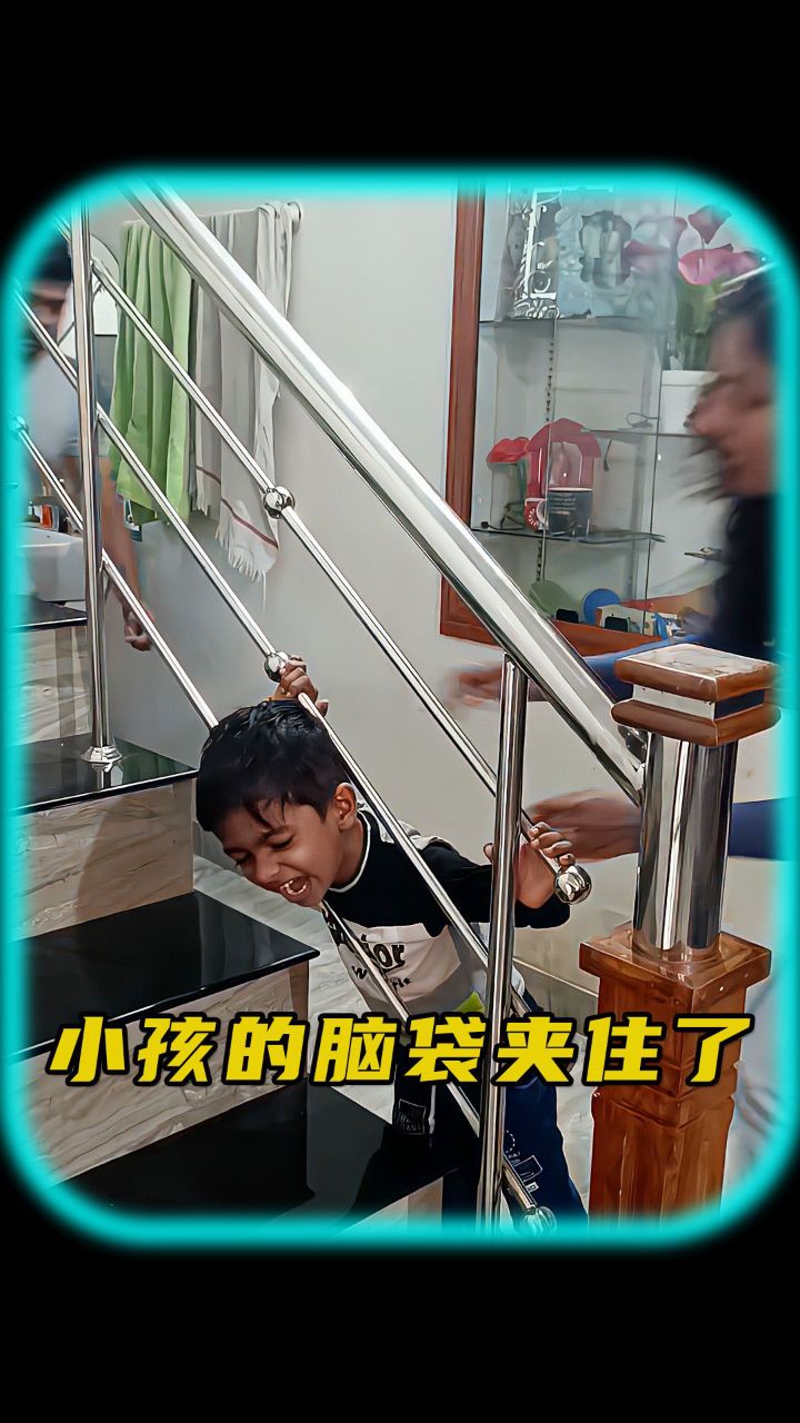 小男孩被罚夹小木棍
