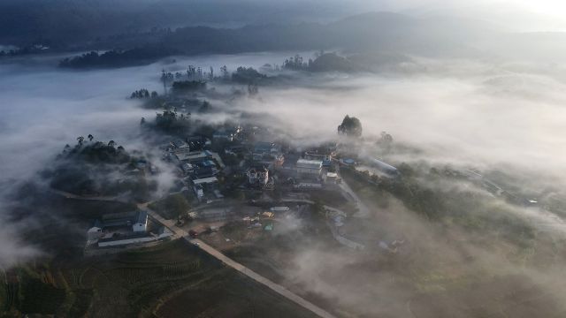 千城胜景|云南施甸:青山含远黛 云雾抚村舍