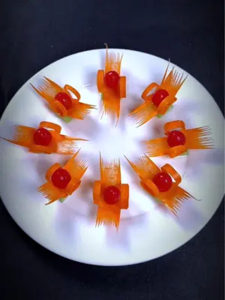 萝卜这样切简单又好看#摆盘技巧 #厨师 #刀工 #摆盘花做法 #吃出仪式