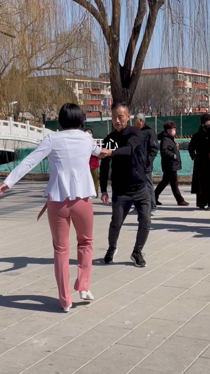 小芳和粉丝大哥跳舞